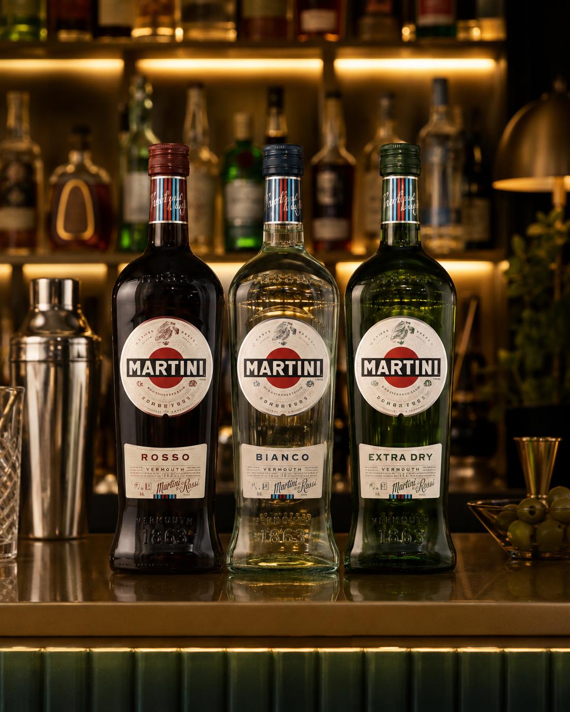 Tres botellas de vermut Martini: Rosso, Bianco y Extra Dry en la barra
