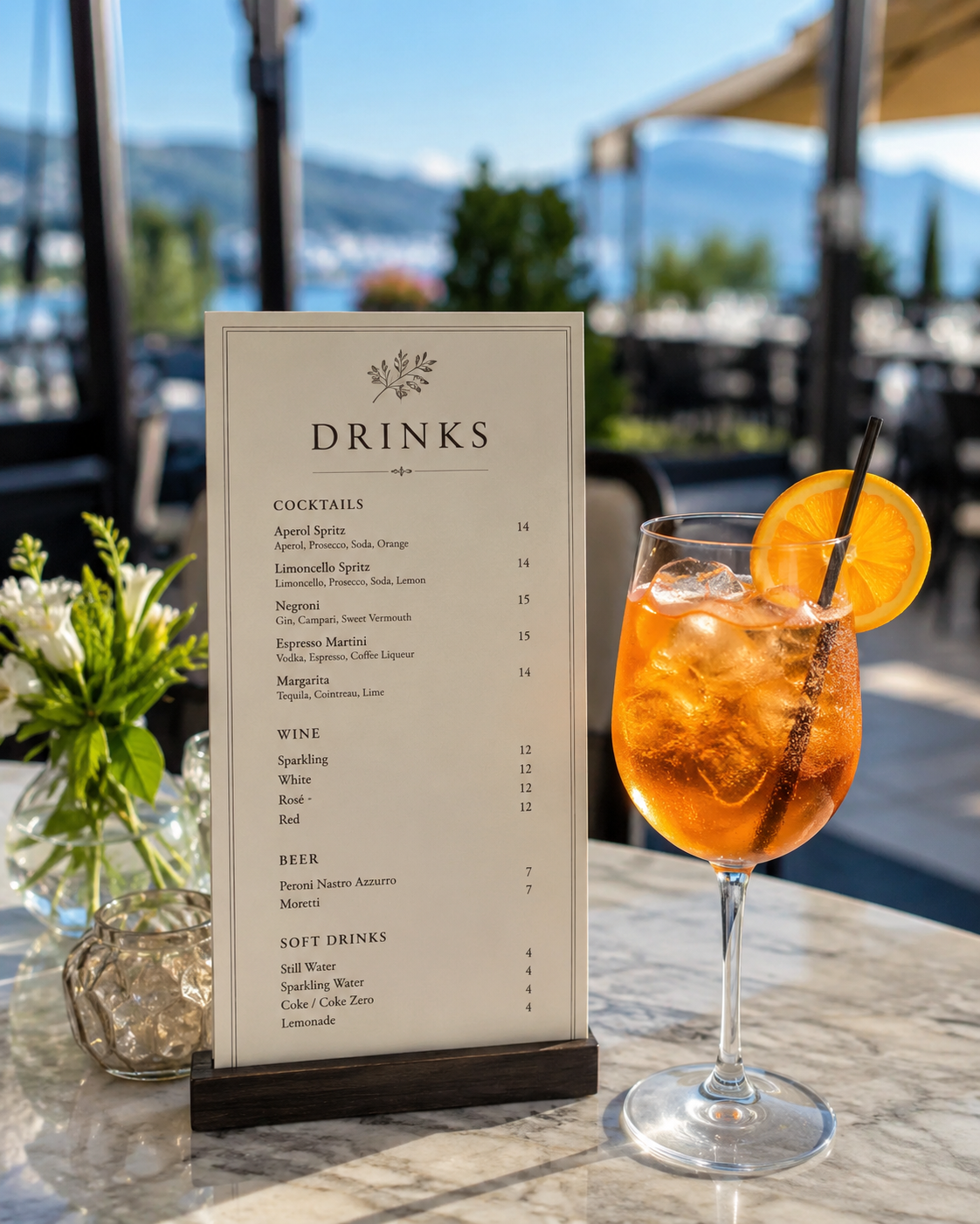 Carta de bebidas de un restaurante con Aperol Spritz junto a la copa servida