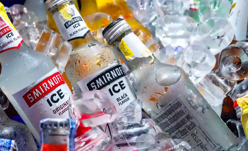 botellas de Smirnoff ice en un congelador