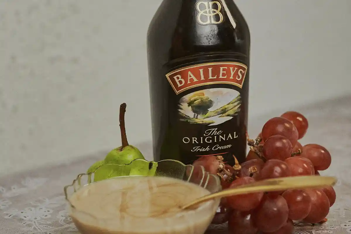 Botella de Baileys al lado de un aperitivo