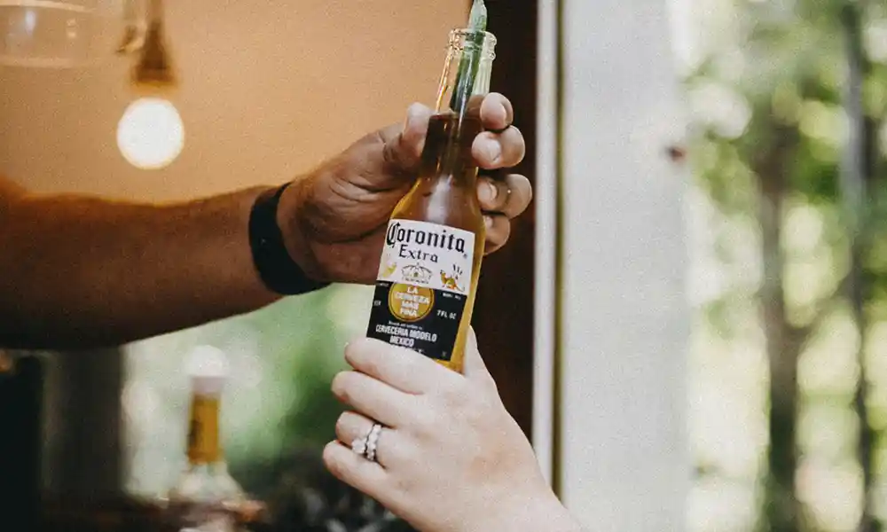 gente compartiendo cerveza corona