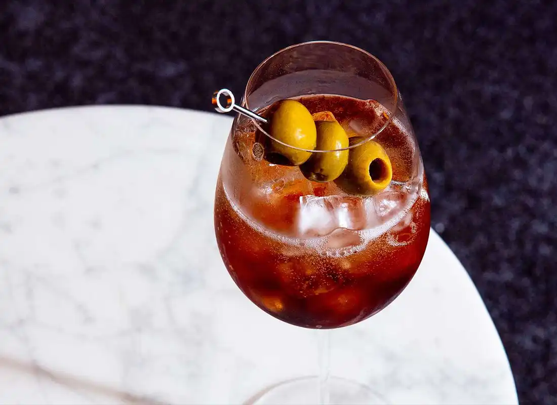 spritz de cynar encima de una mesa