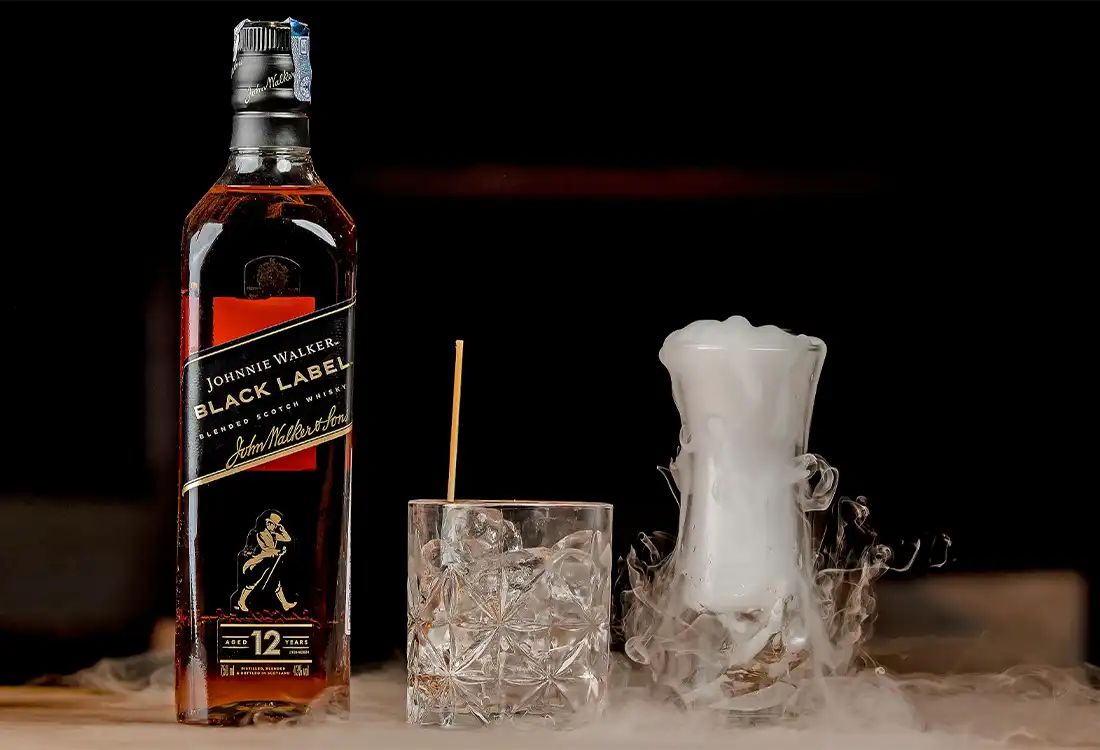 botella de johnnie Walker acompañada de un vaso