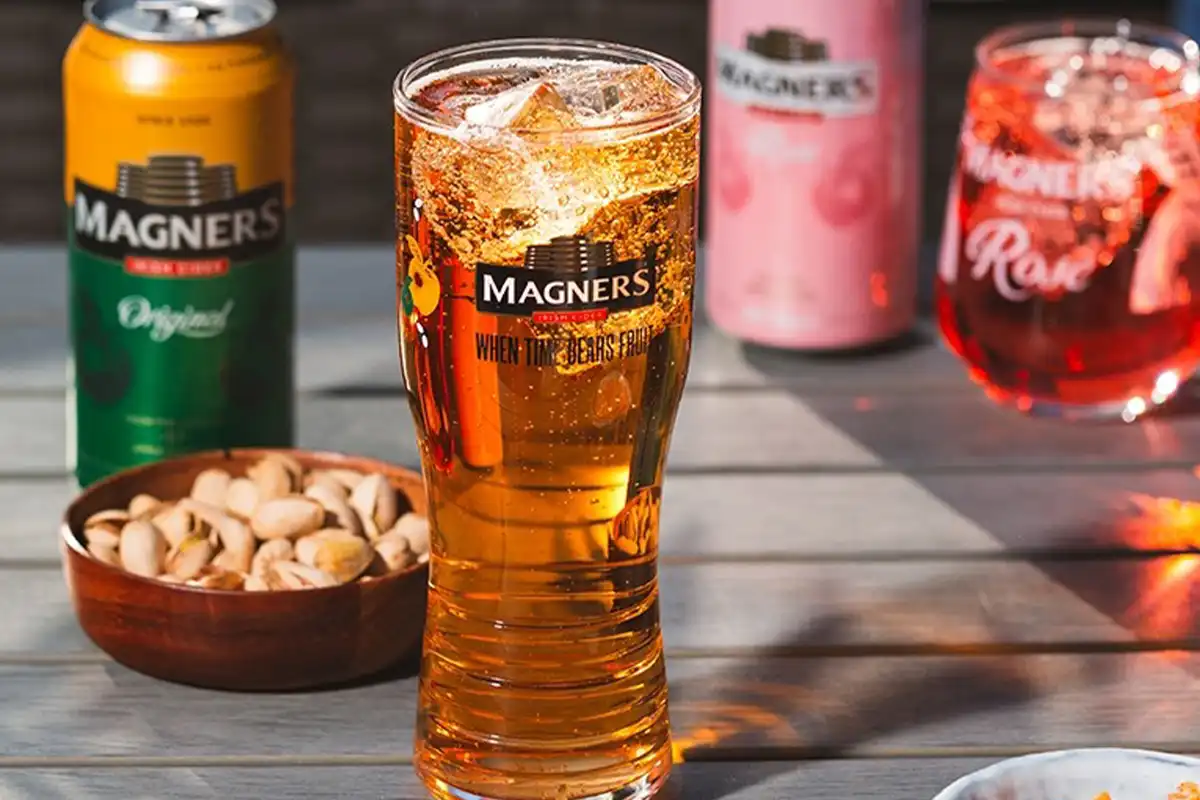 Cerveza Magners encima de una mesa