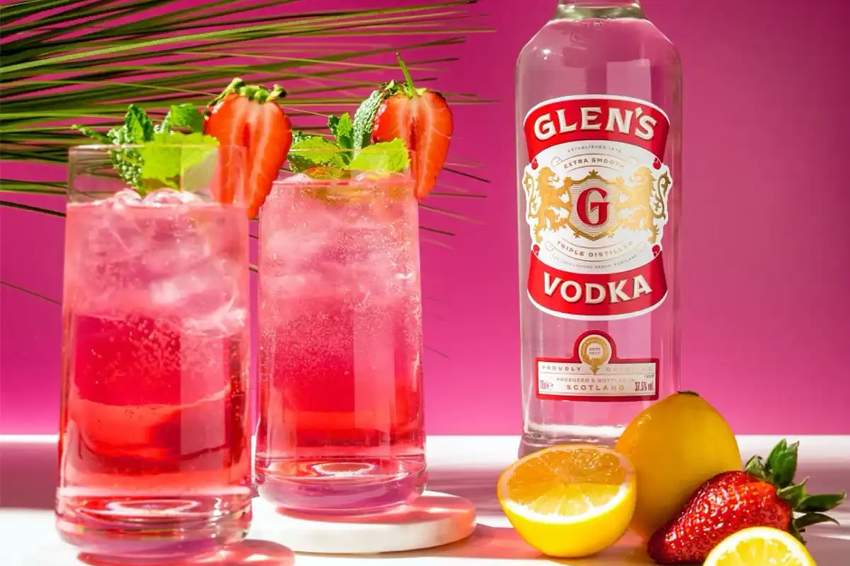 Glen's Vodka servido al lado de cocteles de fresa