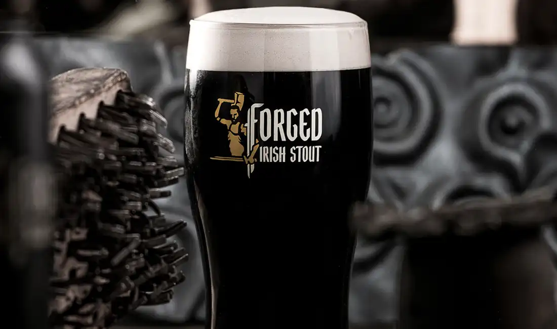 vaso de cerveza con Forged Irish Stout