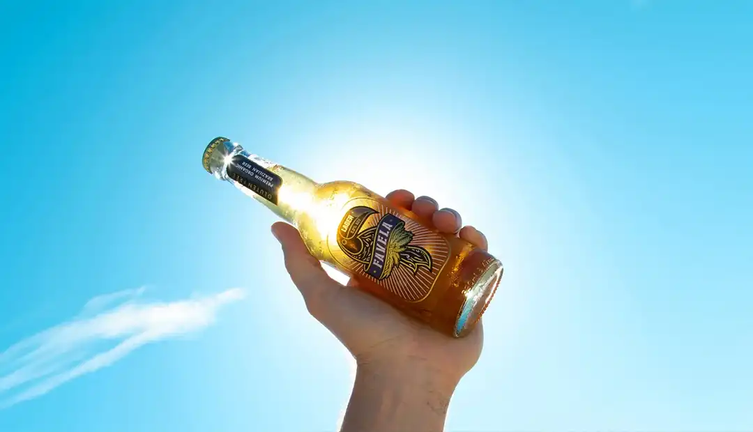 cerveza favela en la playa