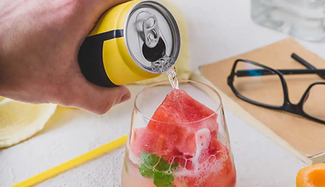 bebida ready-to-drink en un vaso