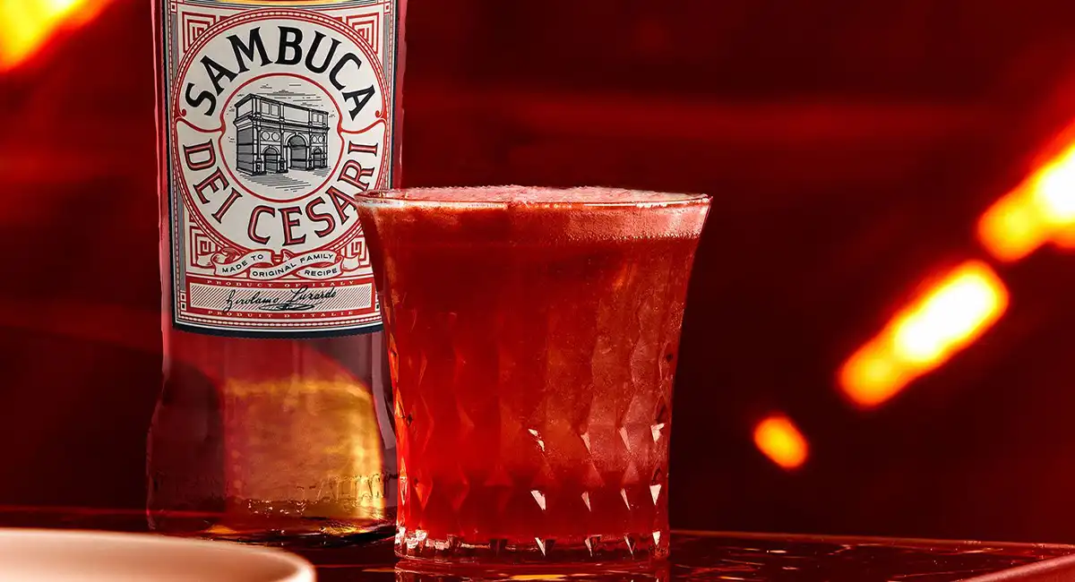bebida de sambuca luxardo sobre mesa de bar