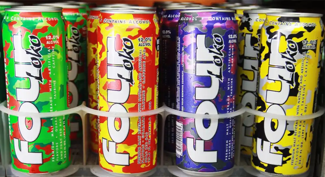 latas de four loko en una nevera de un comercio