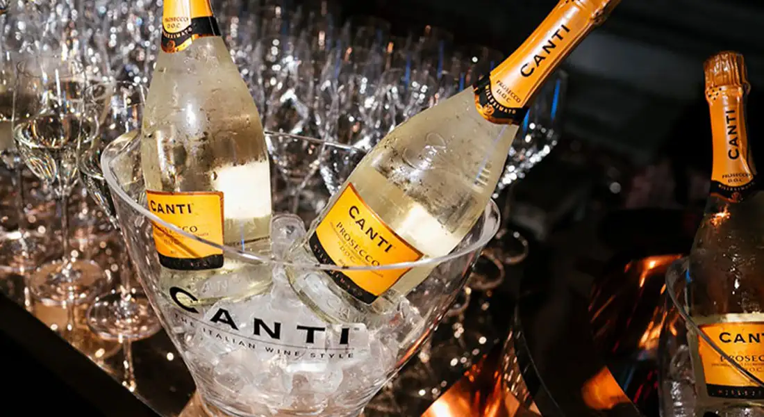 vino Canti sobre un bol de hielo para consumir