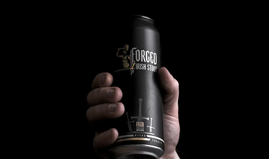 forged Irish stout sostenida por un cliente