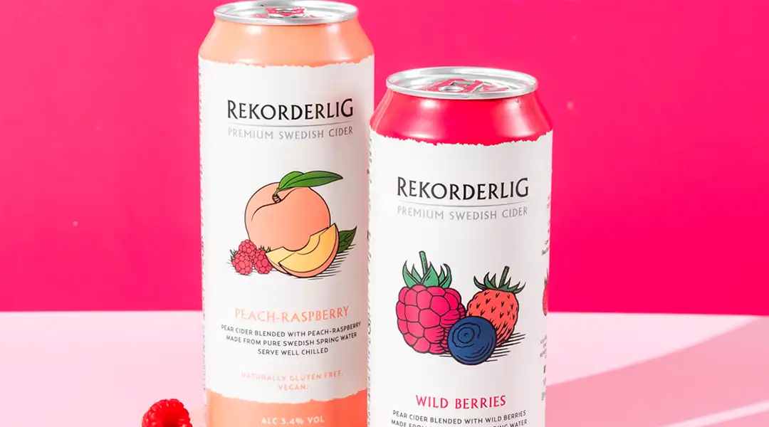 bebida sidra rekoderlig sobre una mesa 