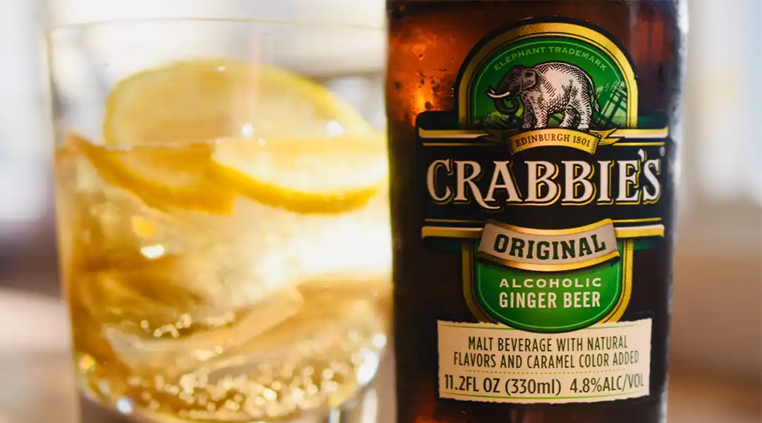 Crabbies Ginger Beer sobre una mesa con hielo 