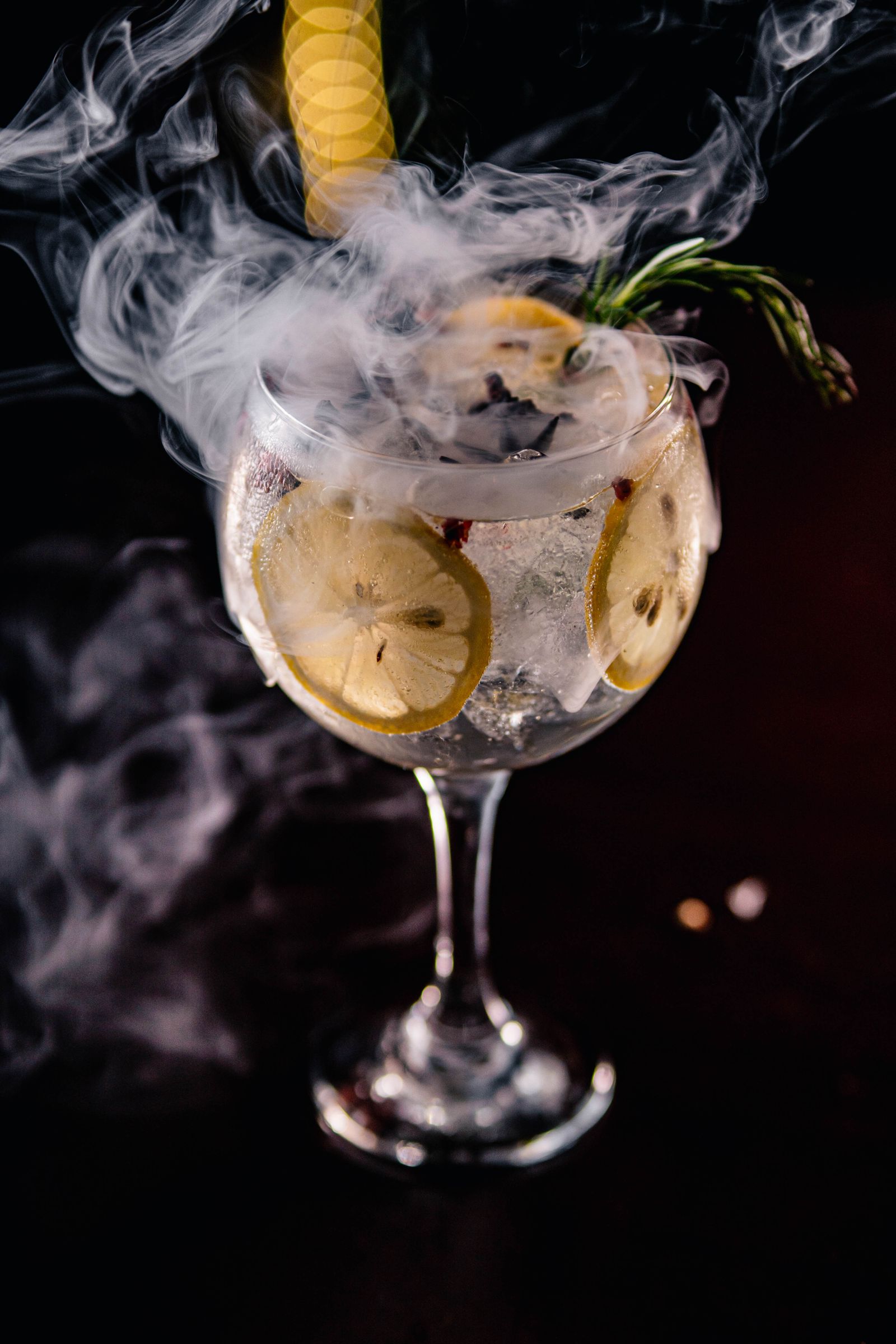 Gin-tonic servido en copa de balón sobre una barra de bar