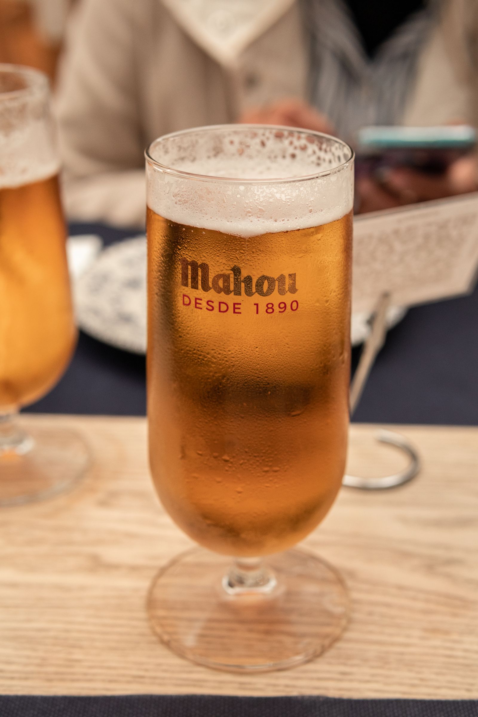 Botellas de sidra artesanal servidas en mesa de terraza