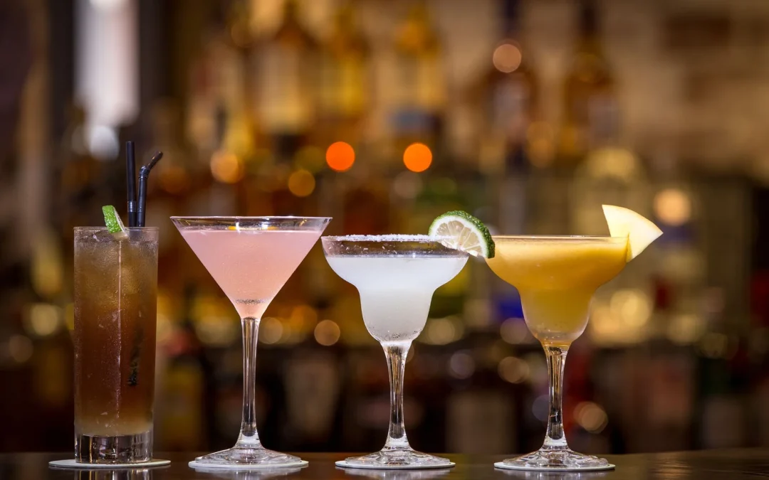 Carta de cócteles para tu bar: cómo diseñarla y que sea rentable