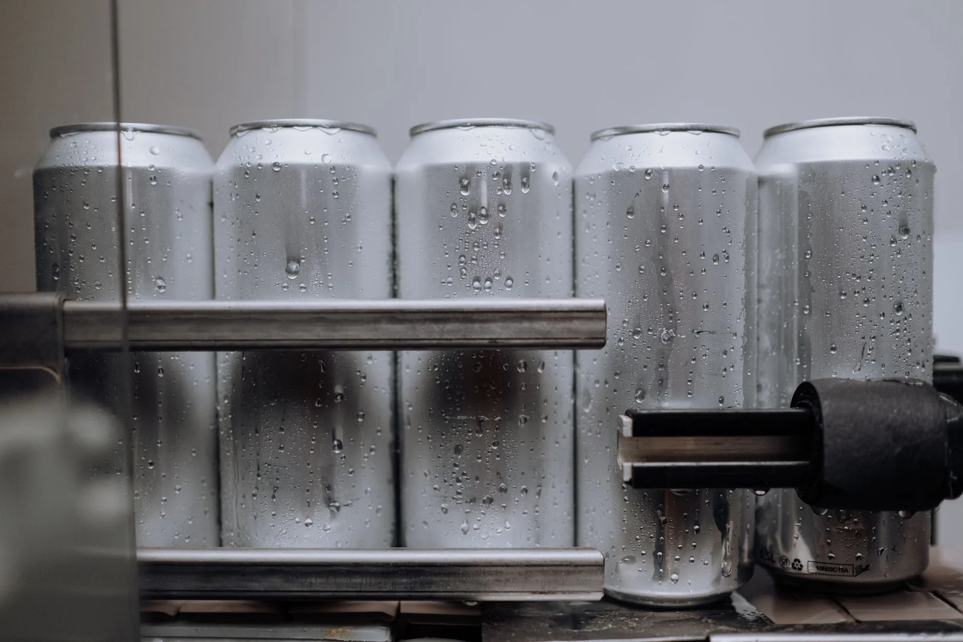 Latas de bebida frías recién salidas de la nevera