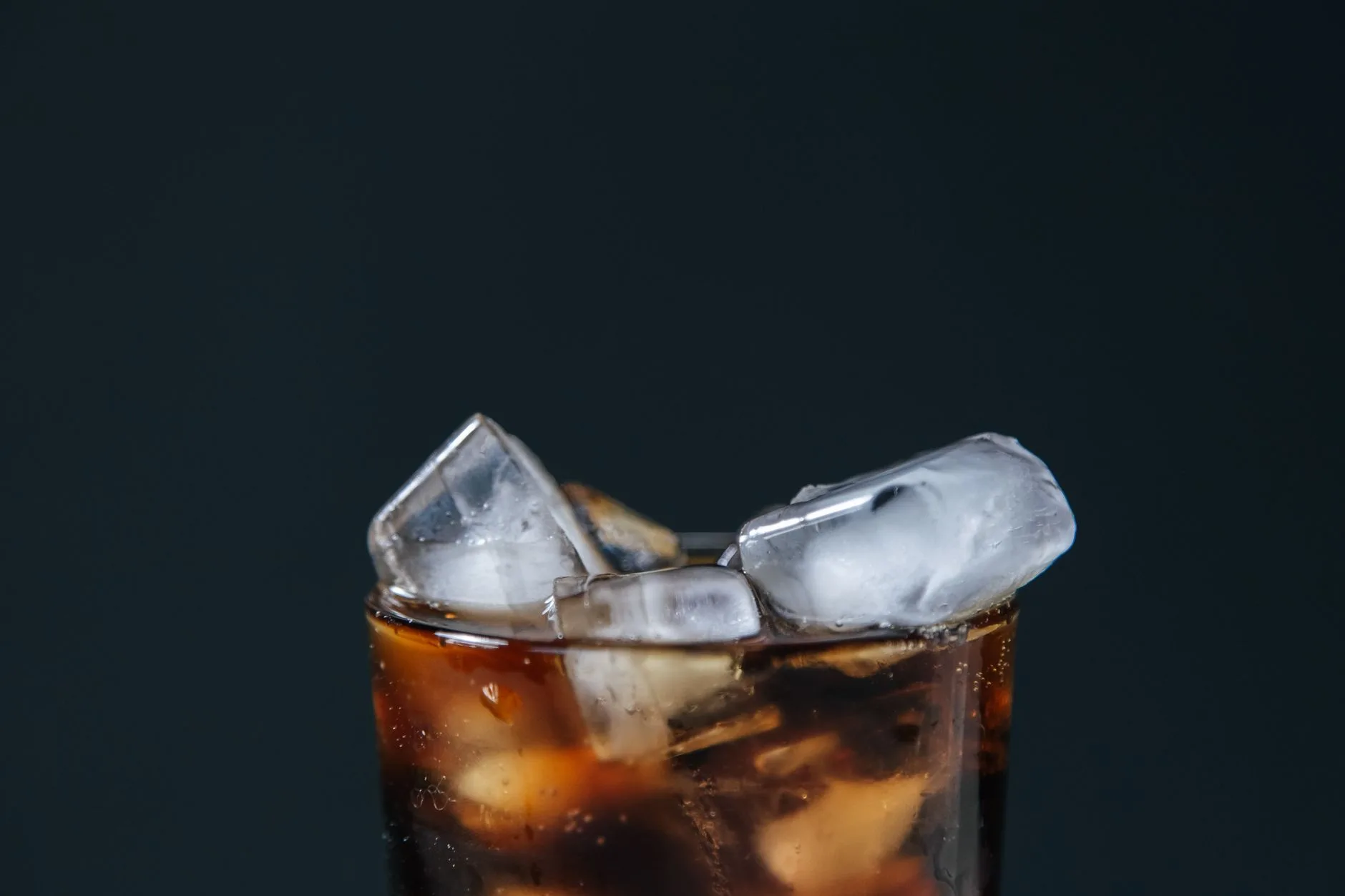 Ron con cola servido con hielo, estilo Dead Man’s Fingers Ron con cola servido con hielo, estilo Dead Man's Fingers